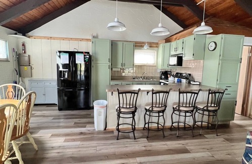 Williamstown Cabaña | Lakeside Serenity Retreat