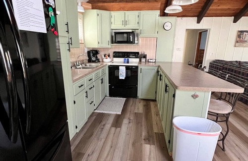 Williamstown Cabaña | Lakeside Serenity Retreat
