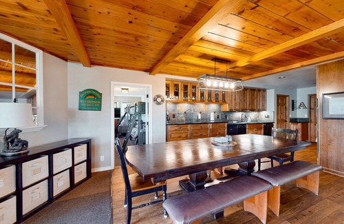Bass Lake Cabina | Lakeside Serenity with Vintage Charm & Modern Comfort – Bass Lake, CA