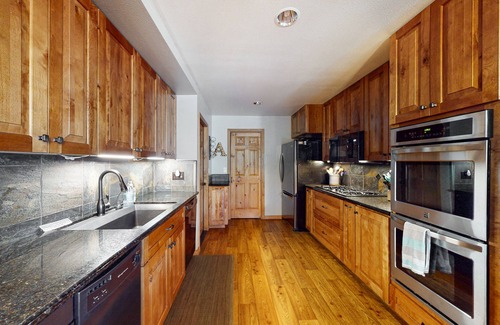 Bass Lake Cabina | Lakeside Serenity with Vintage Charm & Modern Comfort – Bass Lake, CA