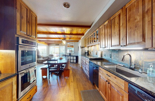 Bass Lake Cabina | Lakeside Serenity with Vintage Charm & Modern Comfort – Bass Lake, CA