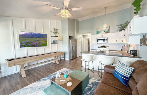 Osage Beach Condominio | Lakeside Shuffle-Modern-Incredible Lake Views-Covered Patio-Relax & Play