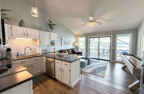 Osage Beach Condominio | Lakeside Shuffle-Modern-Incredible Lake Views-Covered Patio-Relax & Play