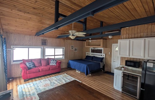 Gravois Mills Cabaña | Lakeside Tiki Cottage-1 bedroom Studio cottage in delightful Gravois Mills