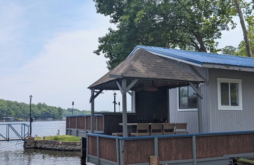 Gravois Mills Cabaña | Lakeside Tiki Cottage-1 bedroom Studio cottage in delightful Gravois Mills