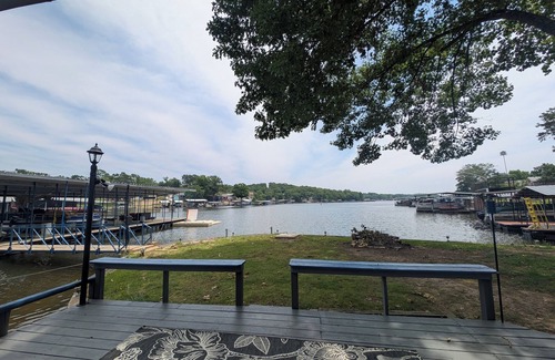 Gravois Mills Cabaña | Lakeside Tiki Cottage-1 bedroom Studio cottage in delightful Gravois Mills