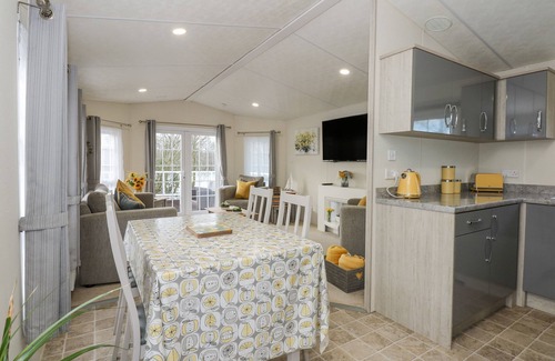 King's Lynn Cabaña | LAKESIDE VIEW, with hot tub in King's Lynn