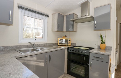 King's Lynn Cabaña | LAKESIDE VIEW, with hot tub in King's Lynn