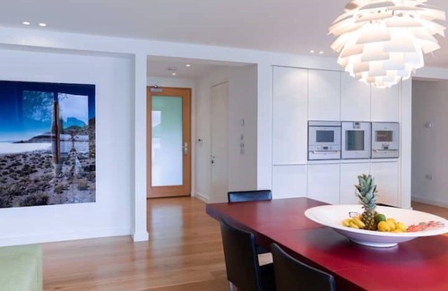 Lechlade Cabina | Lakeside Villa at Award Winning Lakes By Yoo. Northbow Lodge is a Family Haven
