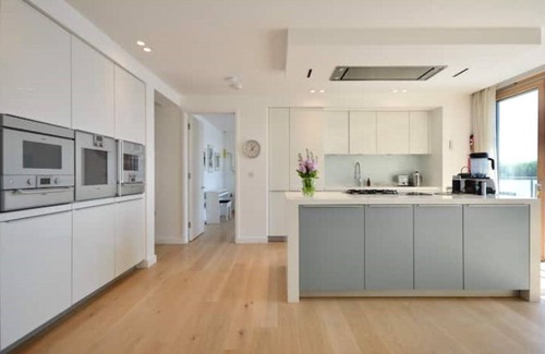 Lechlade Cabina | Lakeside Villa at Award Winning Lakes By Yoo. Northbow Lodge is a Family Haven