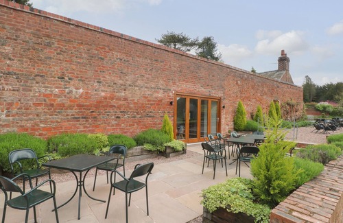 Macclesfield Cabaña | Lakeside Village Lodges & The Potting Shed