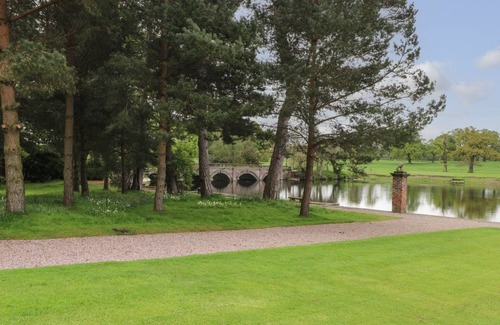 Macclesfield Cabaña | Lakeside Village Lodges & The Potting Shed
