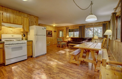 Lac du Flambeau Cabina | Lakeside Wisconsin Northwoods Cabin w/private dock. Pet friendly