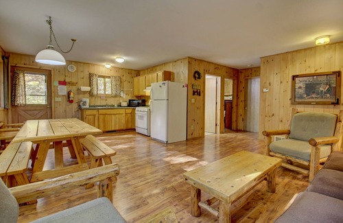 Lac du Flambeau Cabina | Lakeside Wisconsin Northwoods Cabin w/private dock. Pet friendly