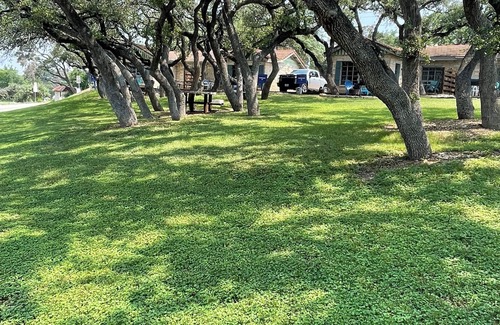 Volente Cabina | LakeTravis Bungalow 2: parque acuático gratuito, a pie del puerto deportivo, comidas y bebidas, lago