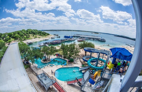 Volente Cabina | LakeTravis Bungalow 2: parque acuático gratuito, a pie del puerto deportivo, comidas y bebidas, lago