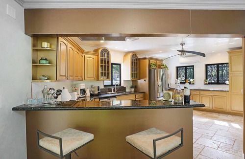 Lazy Lake Casa | Lakeview 1 Acre, Tropical Pool, 10min Beach! Kayak, Pond, Spa - Fort Lauderdale