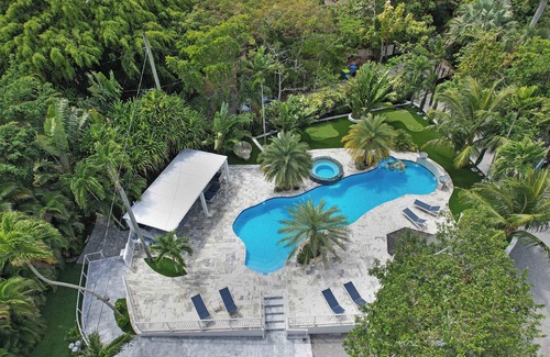 Lazy Lake Casa | Lakeview 1 Acre, Tropical Pool, 10min Beach! Kayak, Pond, Spa - Fort Lauderdale
