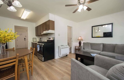 Flat Rock Condominio | Lakeview 1BR Condo w/ Deck | Walk to Village