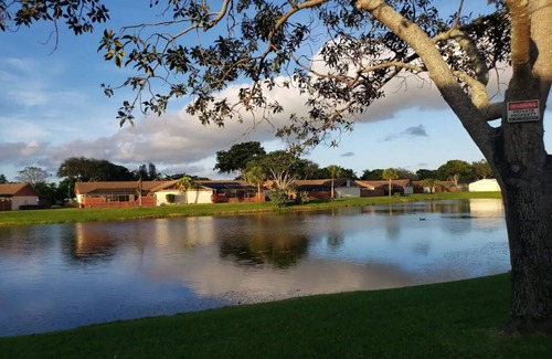 Greenacres Casa | LakeView 3/2 Single Family Home up to 6 people