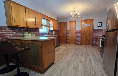 Lorain Casa | Lakeview Beach Bungalow Lighthouse/3 Beds/Game Room/Pets Entry Ramp available