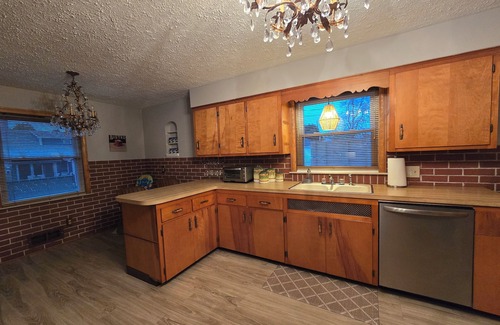 Lorain Casa | Lakeview Beach Bungalow Lighthouse/3 Beds/Game Room/Pets Entry Ramp available