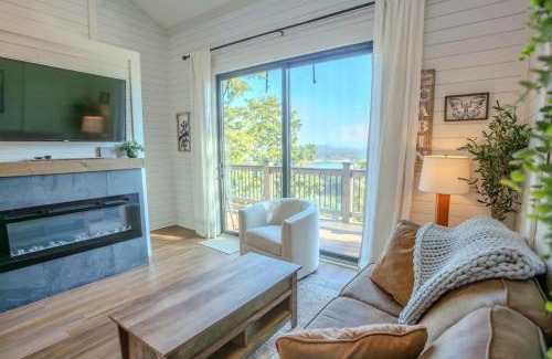 Sevierville Casa | Lakeview Cabin, Hot Tub, Game Rm