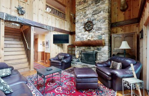 Cullowhee Casa | Lakeview Cabin