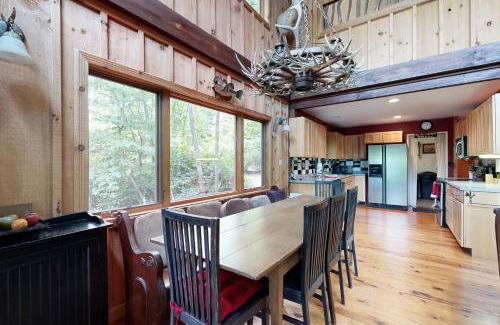Cullowhee Casa | Lakeview Cabin