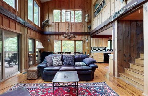 Cullowhee Casa | Lakeview Cabin