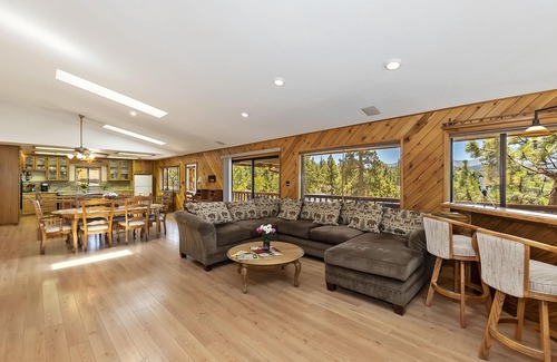 Fawnskin Cabina | Lakeview cabin with BBQ, pool table, jetted tub, just a short walk to marina!