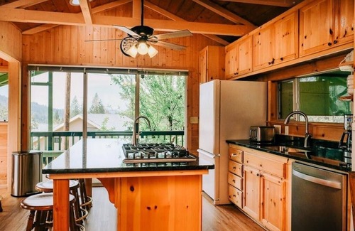 Bass Lake Casa | Lakeview Cabin with Boat Slip