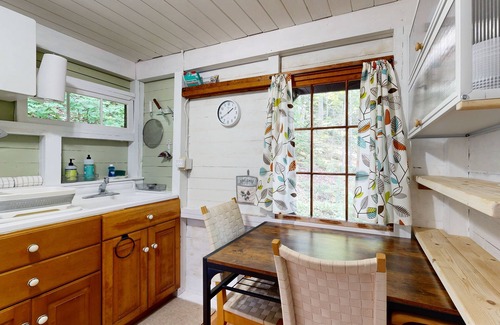 Boothbay Cabina | Lakeview Cabin with Private Deck, Grill, & Fireplace + Free WiFi - Close to Town