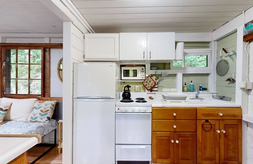 Boothbay Cabina | Lakeview Cabin with Private Deck, Grill, & Fireplace + Free WiFi - Close to Town