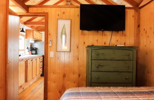 Mead Casa | Lakeview Cedar Cabin - The Birds Nest - 1