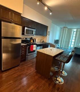 Fort York Apartamento | Lakeview Condo in Downtown with Free Parking.