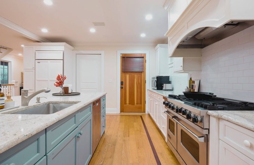 Danbury Casa | Lakeview Estate - Chef's Kitchen - NYC Getaway