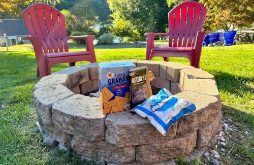 New Fairfield Chalet De Esquí | Lakeview, Fire-Pit, Private Beach, Grill