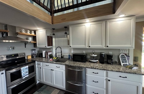 Newport Casa | Lakeview Getaway with Stunning Sunsets with lake access