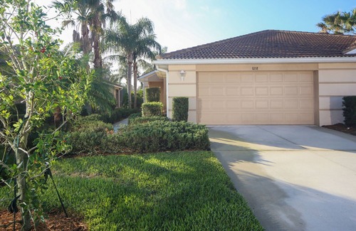 Braden River Villa | ¡Villa de estilo de vida de Florida ubicada en una calle sin salida con garaje para dos autos en Stoneybrook!