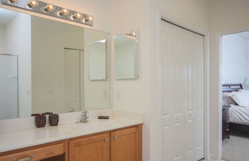 Braden River Villa | ¡Villa de estilo de vida de Florida ubicada en una calle sin salida con garaje para dos autos en Stoneybrook!