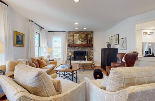 Mirror Lake Cabina | Lakeview Hideaway | Covered Front Porch with Lake View!