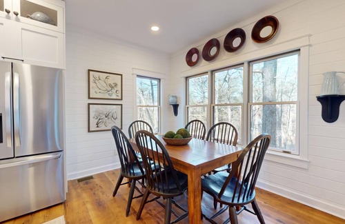 Mirror Lake Cabina | Lakeview Hideaway | Covered Front Porch with Lake View!