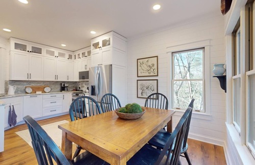 Mirror Lake Cabina | Lakeview Hideaway | Covered Front Porch with Lake View!