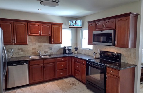 Navarre Casa | Lakeview home in quite neighborhood