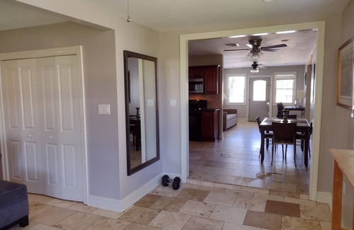 Navarre Casa | Lakeview home in quite neighborhood