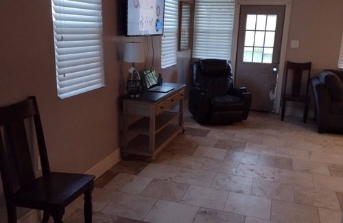 Navarre Casa | Lakeview home in quite neighborhood