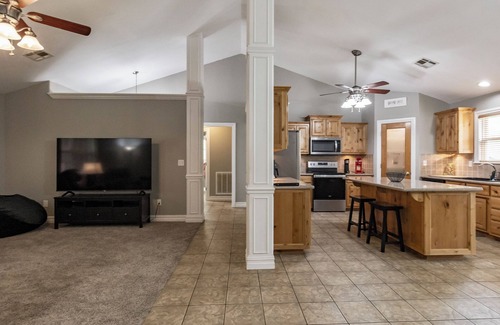 Grove Casa | Lakeview Home in serene setting, 3 mi to Grove! Perfect for families & fishermen