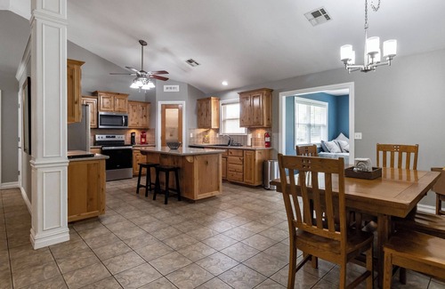 Grove Casa | Lakeview Home in serene setting, 3 mi to Grove! Perfect for families & fishermen