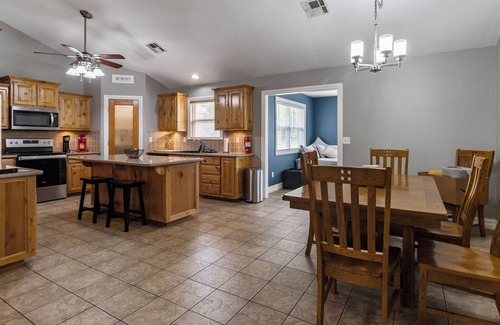 Grove Casa | Lakeview Home in serene setting, 3 mi to Grove! Perfect for families & fishermen